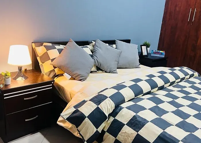 Beautiful Bedroom In Dubai Marina Near Blue Water